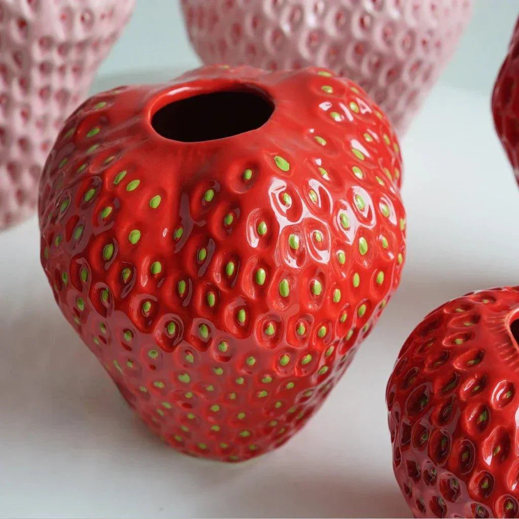 Vase en céramique en forme de fraise avec finition texturée