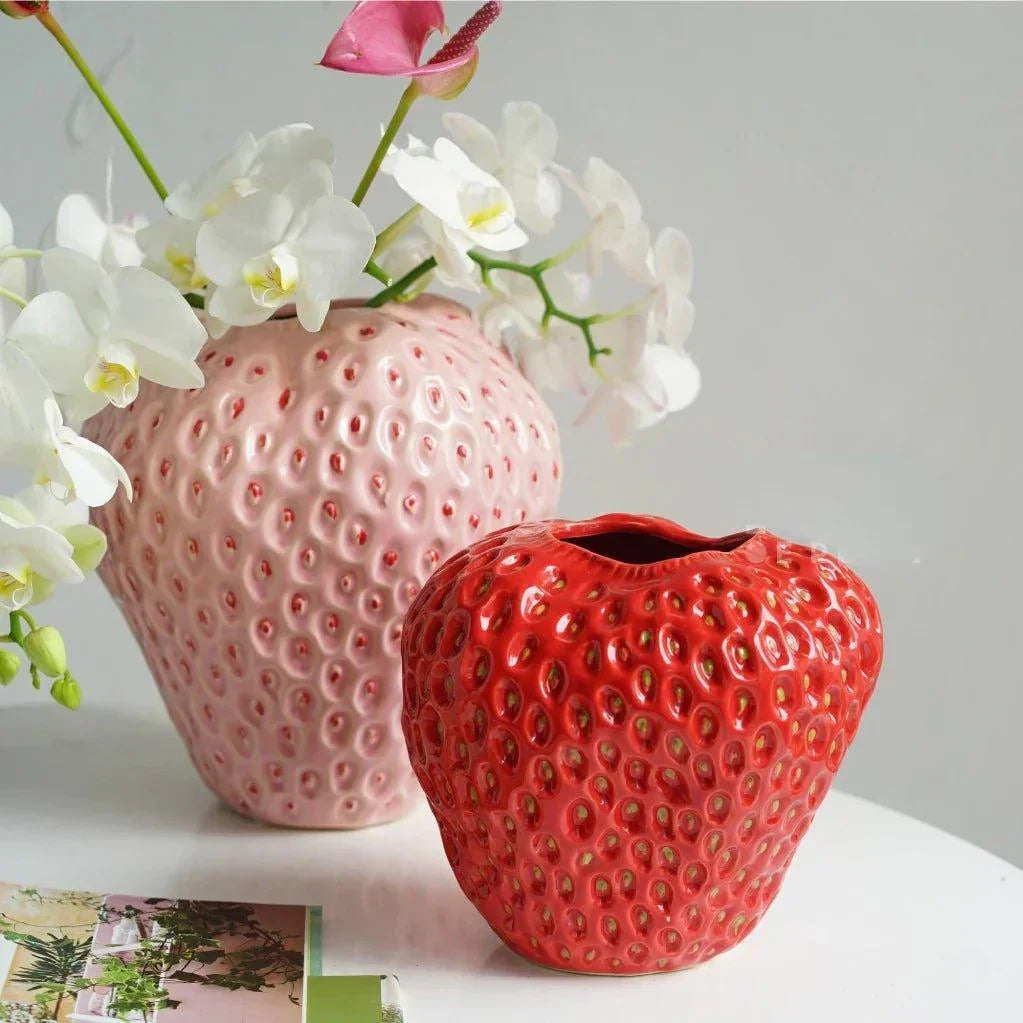Vase en céramique en forme de fraise avec finition texturée