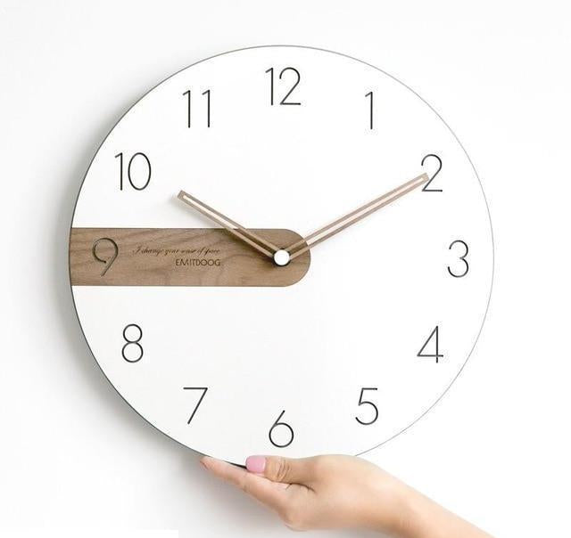 Horloge murale ronde avec cadran blanc et élément en bois