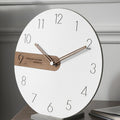 Horloge murale ronde avec cadran blanc et élément en bois