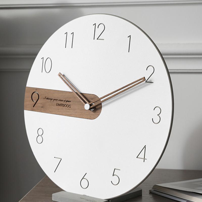Horloge murale ronde avec cadran blanc et élément en bois