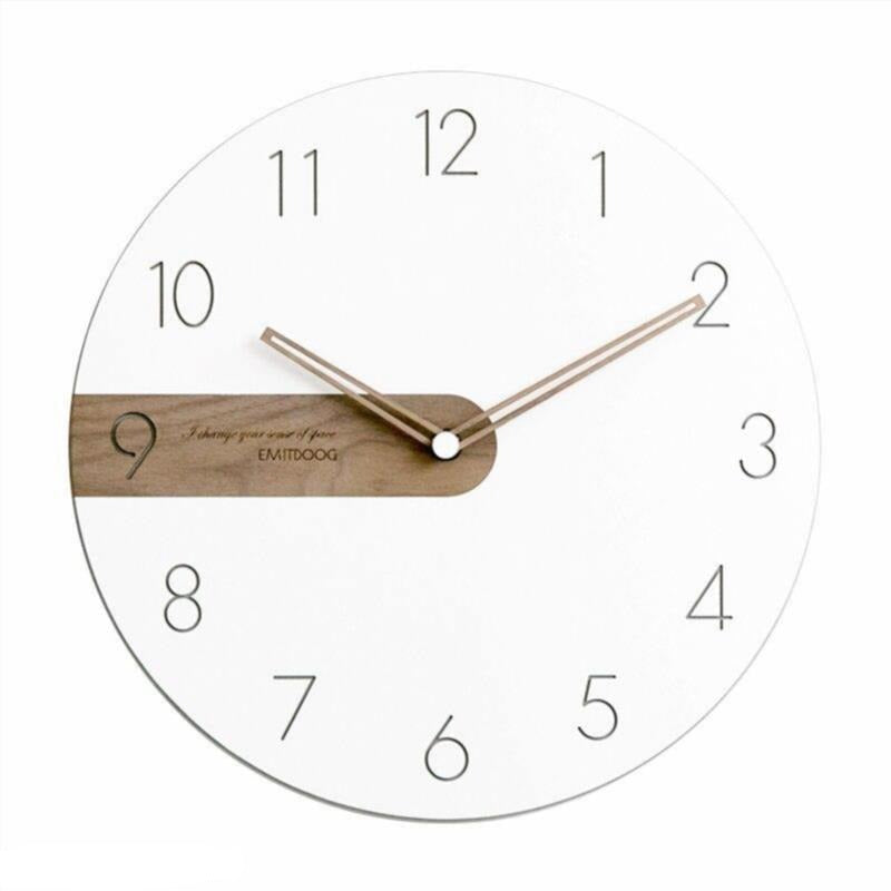 Horloge murale ronde avec cadran blanc et élément en bois