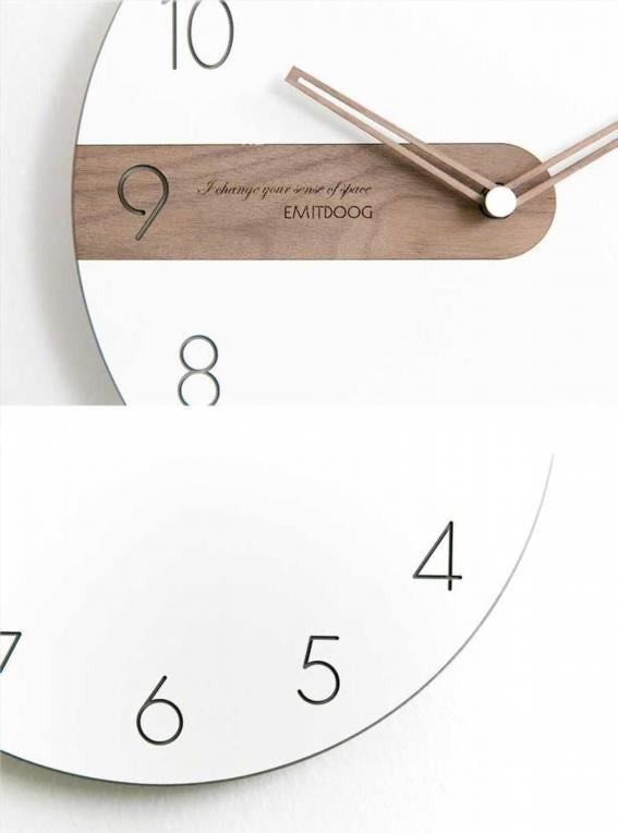 Horloge murale ronde avec cadran blanc et élément en bois
