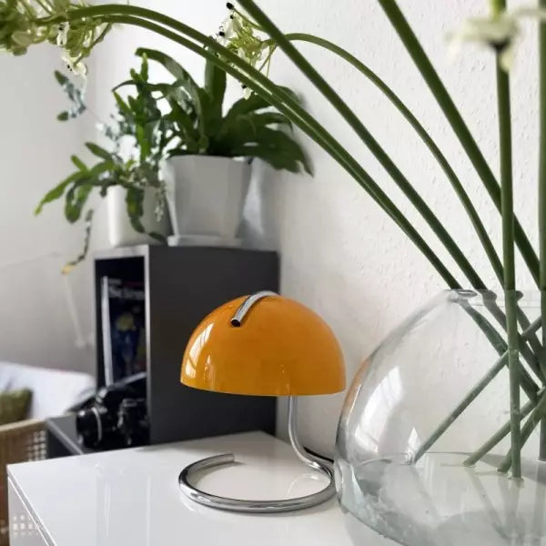 Lampe de table postmoderne en métal et verre