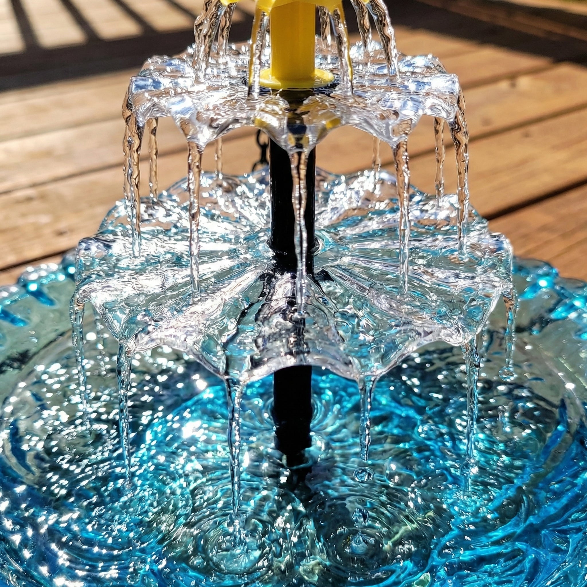 AquaBloom™ | Fontaine suspendue solaire – Abreuvoir pour oiseaux avec jeu d'eau à 2 niveaux