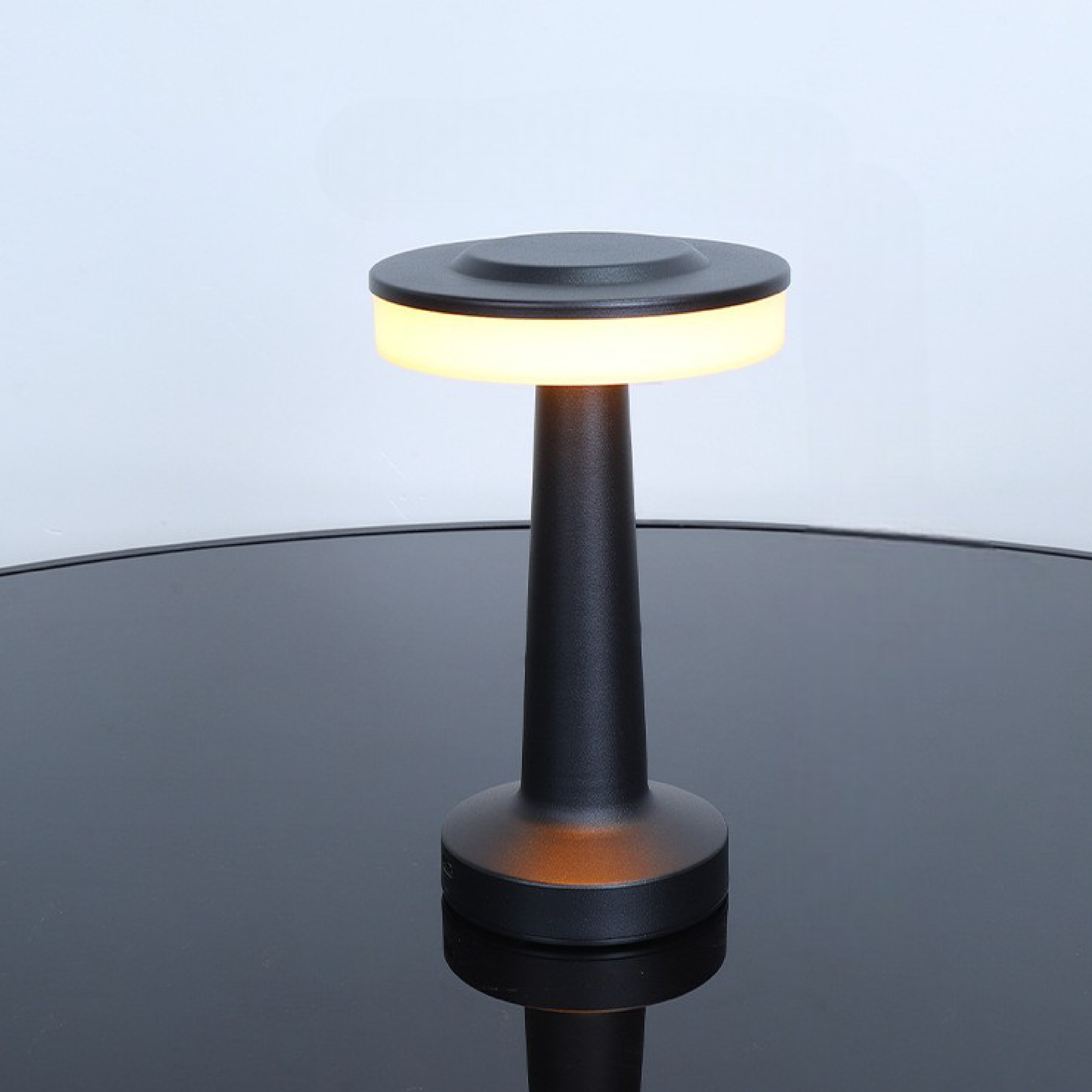 Lampe de table LED en métal moderne