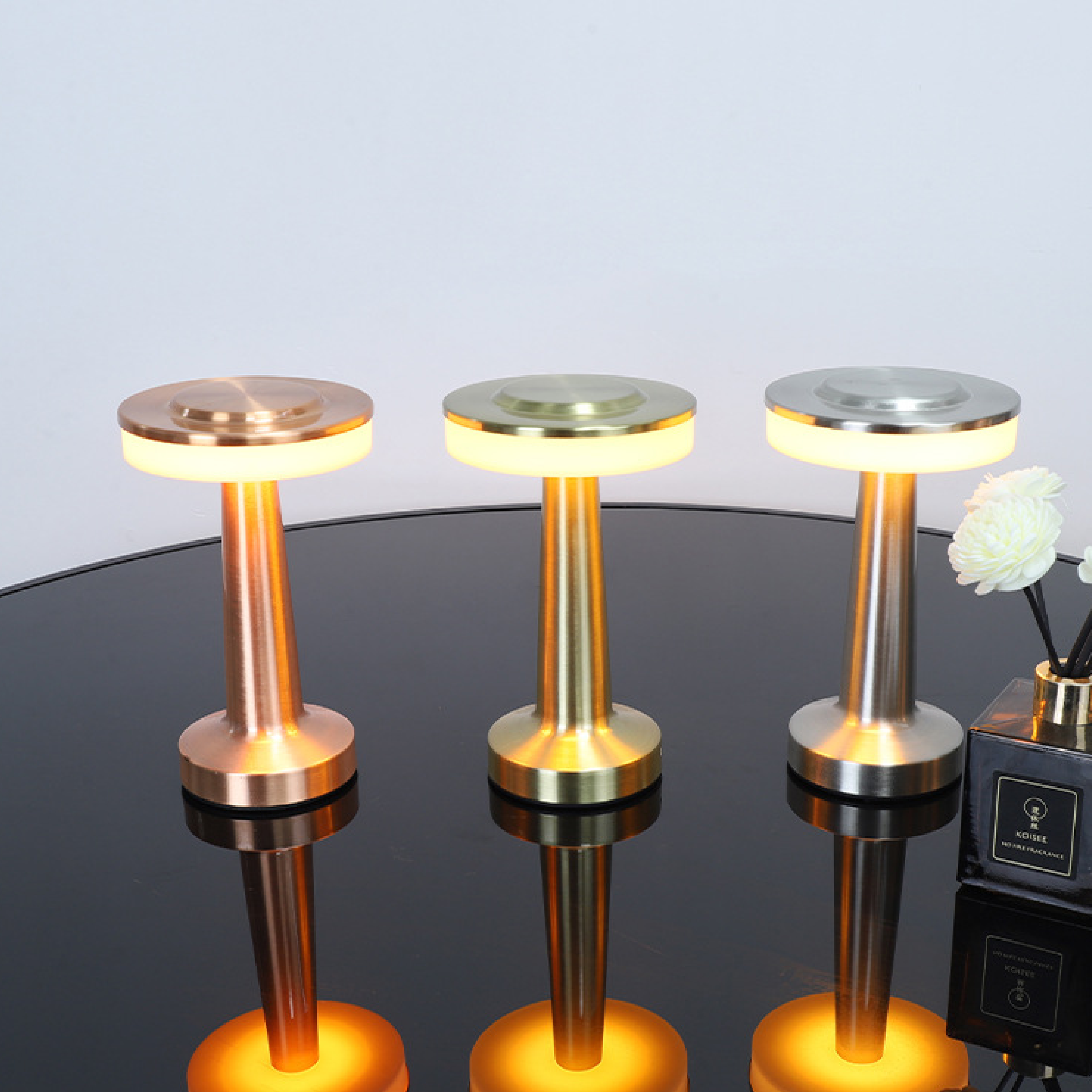 Lampe de table LED en métal moderne