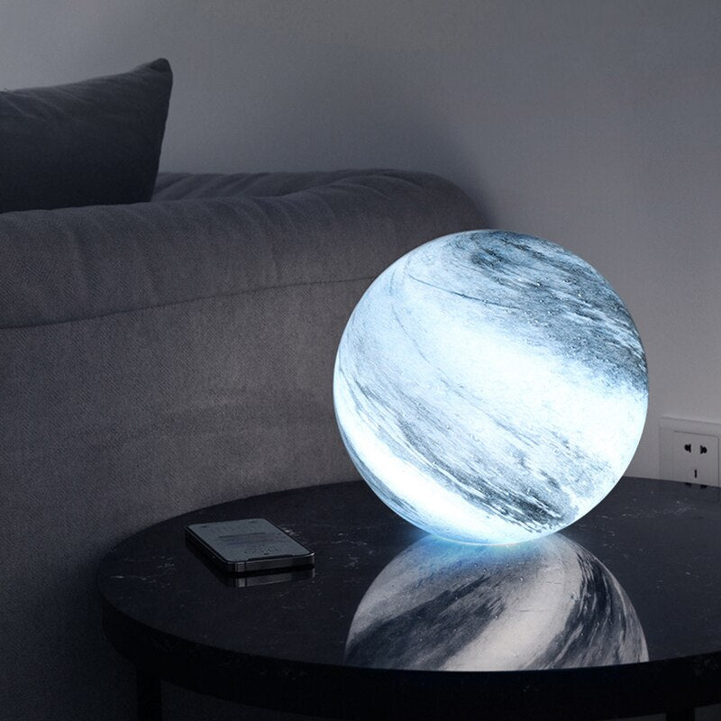 Lampe de table LED en verre inspirée de la lune avec motif cosmique