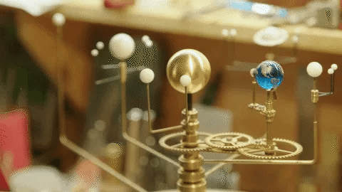 Modèle de Système Solaire Fait Main - Grand Orrery avec Planètes et Lunes