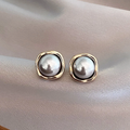 Belles boucles d'oreilles en perles avec un style unique