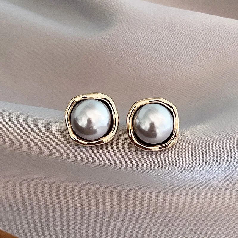 Belles boucles d'oreilles en perles avec un style unique