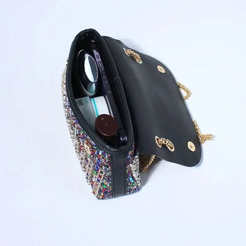 Brillez le soir avec cette pochette glamour en strass