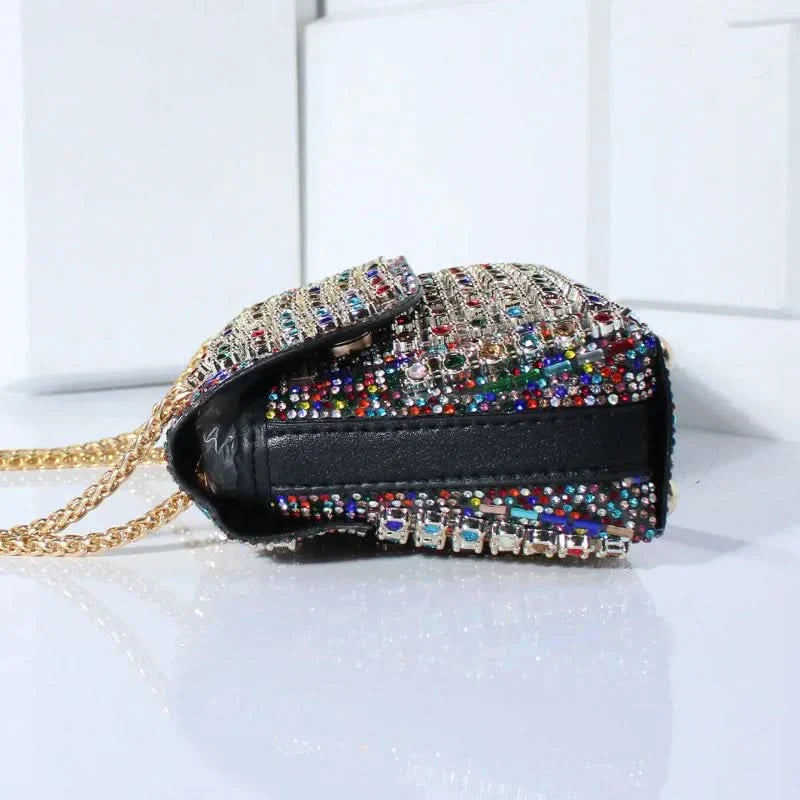 Brillez le soir avec cette pochette glamour en strass