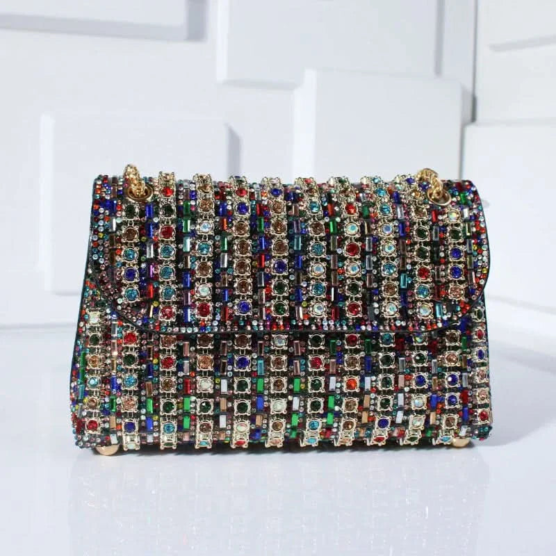 Brillez le soir avec cette pochette glamour en strass
