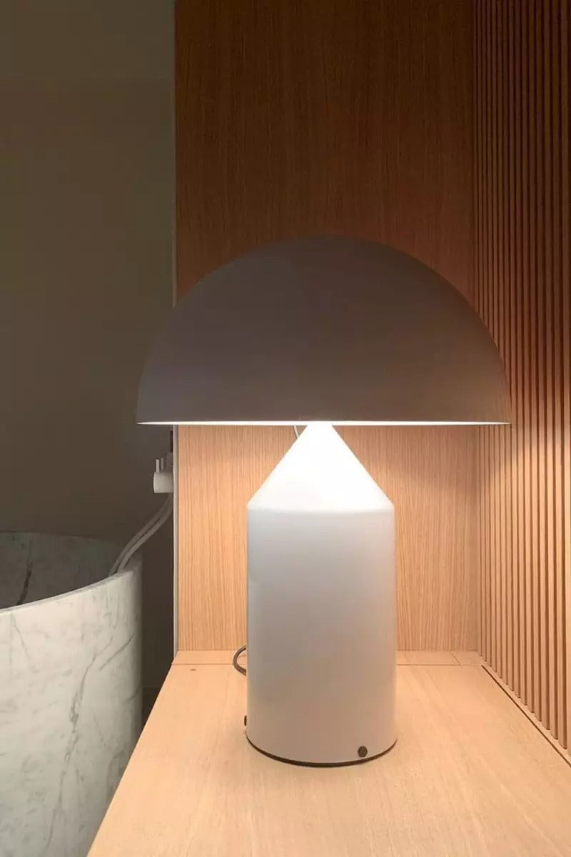 Lampe de table en métal iconique