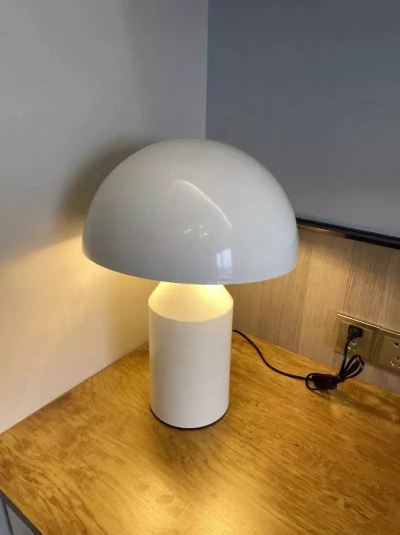 Lampe de table en métal iconique