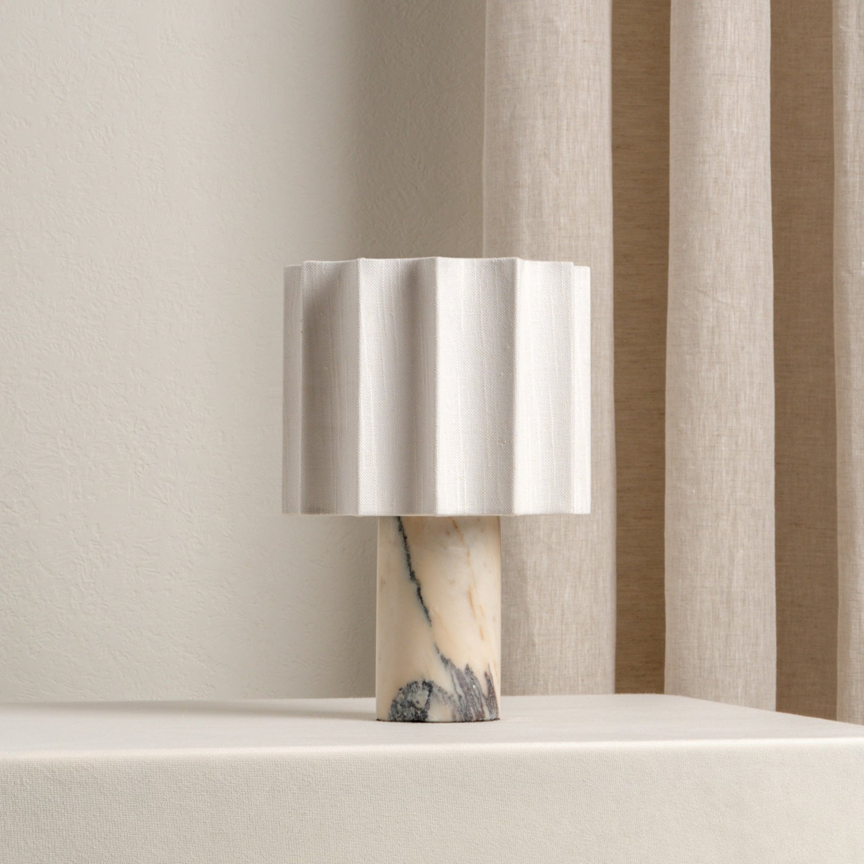 Lampe de table rechargeable en marbre Calacatta