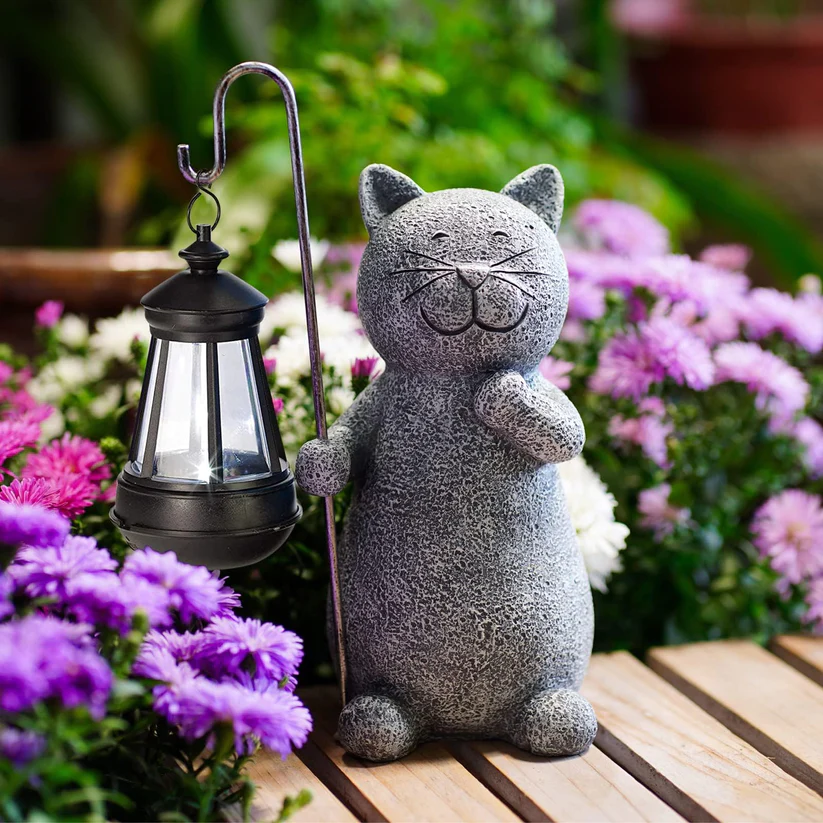 Chat Envoûtant avec Papillon - Lumière Ambiance pour votre Jardin