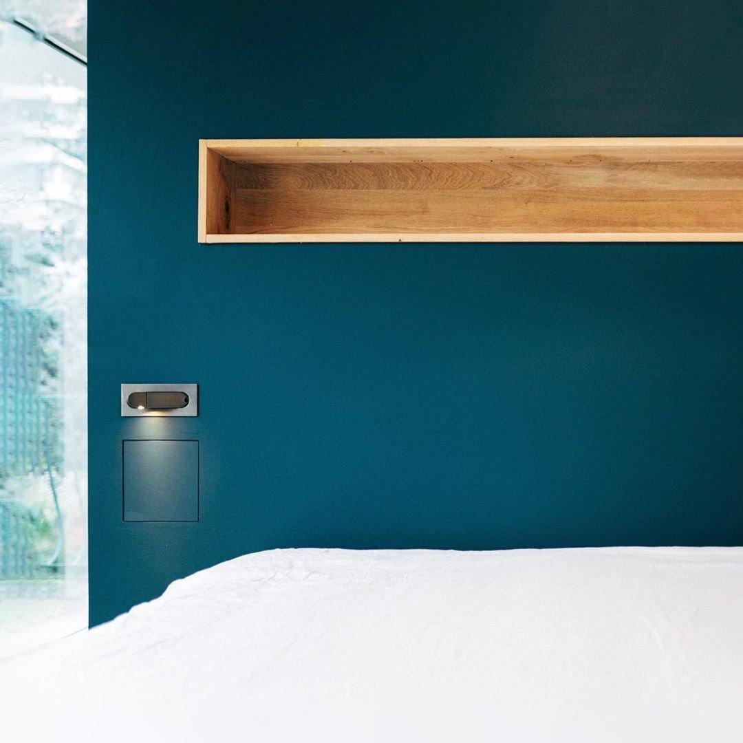 Lampe de lecture LED de chevet moderne et ajustable - Finitions variées