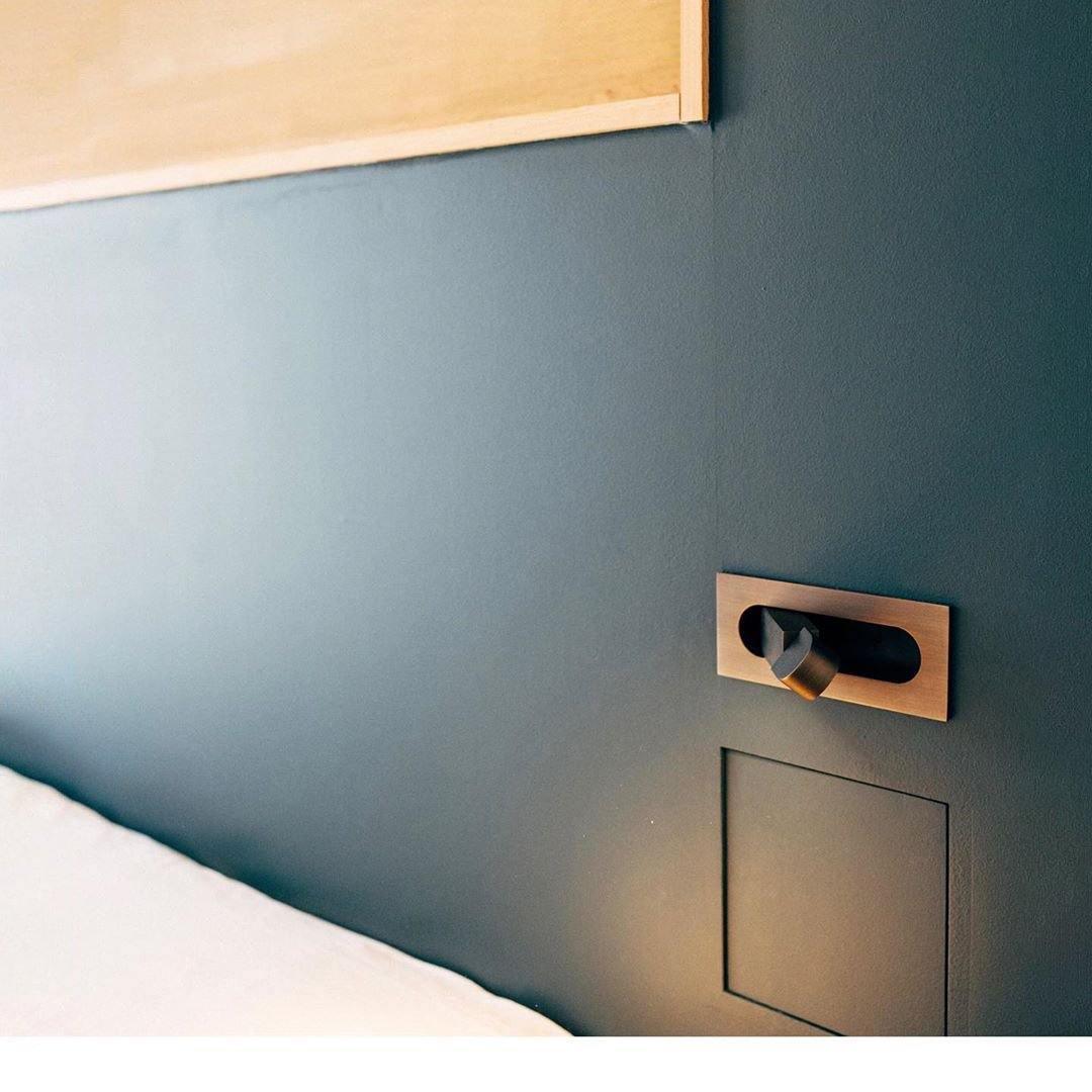 Lampe de lecture LED de chevet moderne et ajustable - Finitions variées