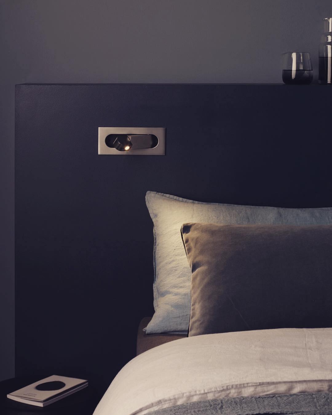 Lampe de lecture LED de chevet moderne et ajustable - Finitions variées