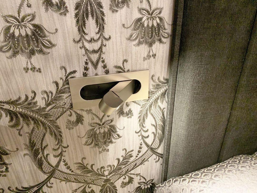 Lampe de lecture LED de chevet moderne et ajustable - Finitions variées