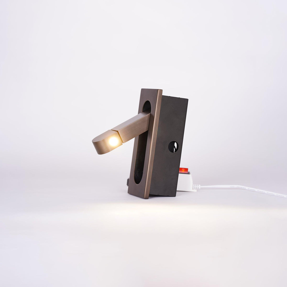 Lampe de lecture LED de chevet moderne et ajustable - Finitions variées