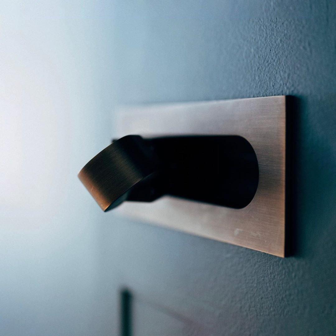 Lampe de lecture LED de chevet moderne et ajustable - Finitions variées