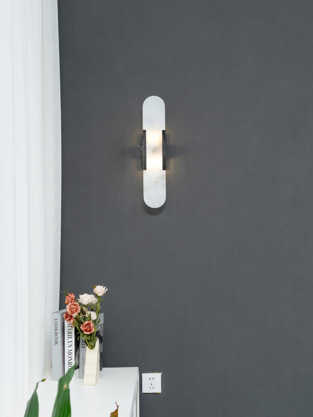 Applique Murale Élégante en Albâtre Allongée – Éclairage Chic Moderne