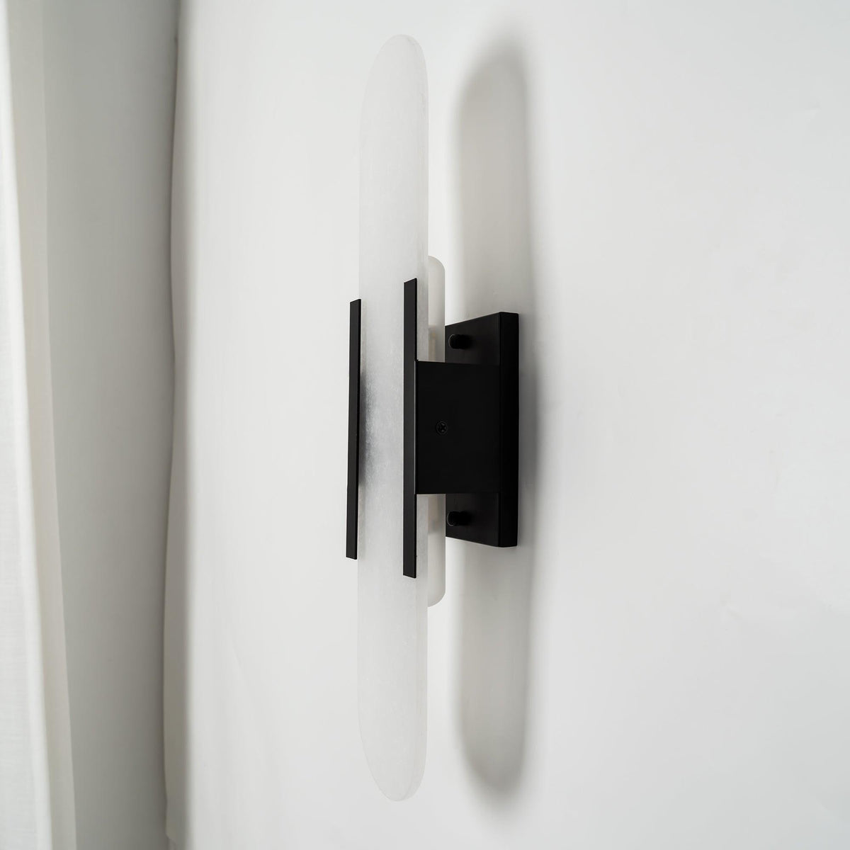 Applique Murale Élégante en Albâtre Allongée – Éclairage Chic Moderne