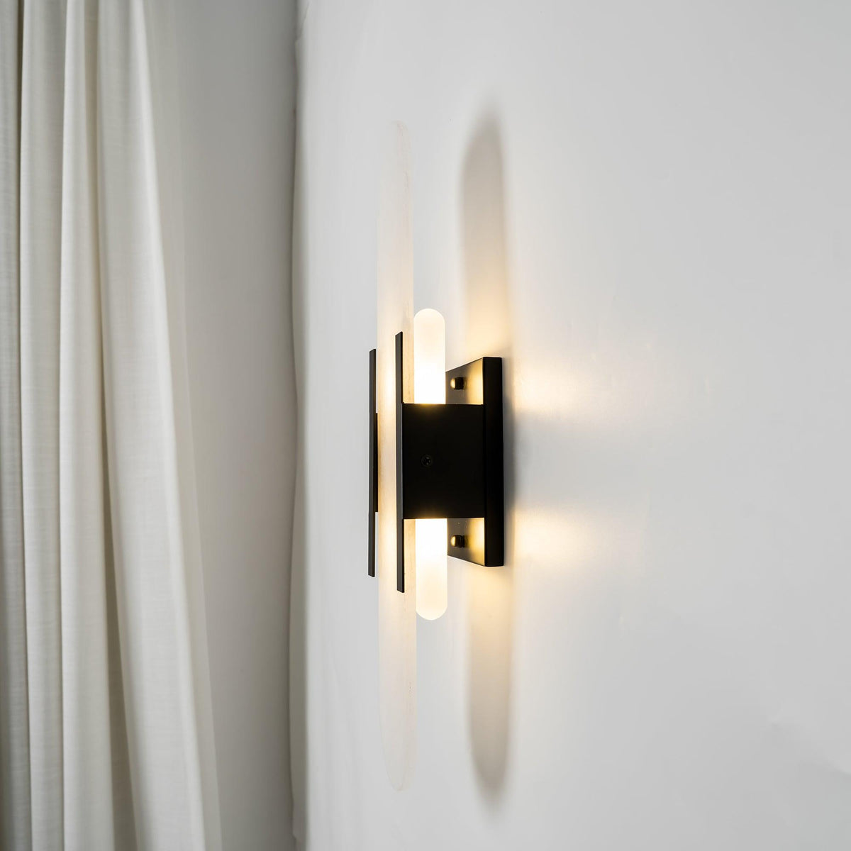 Applique Murale Élégante en Albâtre Allongée – Éclairage Chic Moderne