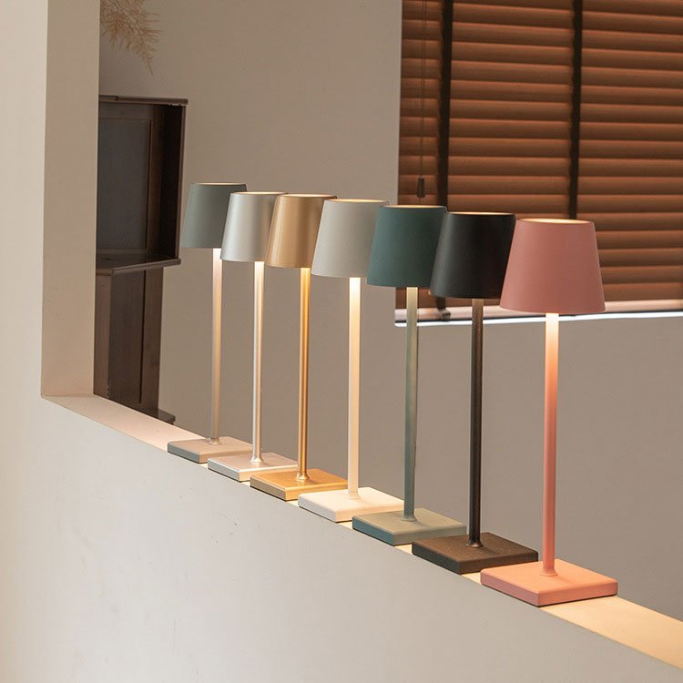 Lampe de table sans fil et rechargeable au design épuré