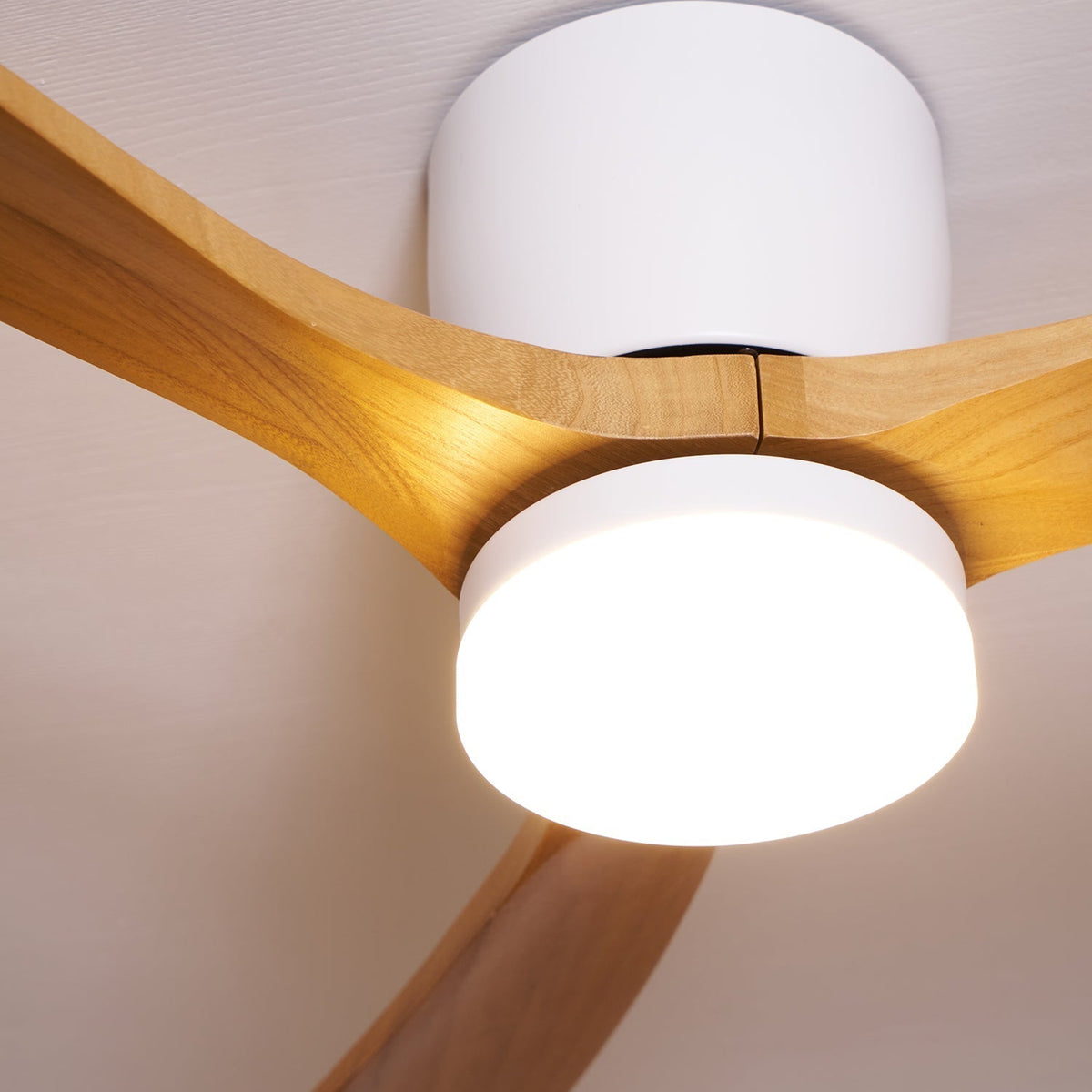 Ventilateur de plafond en bois nordique avec lumière LED télécommandée