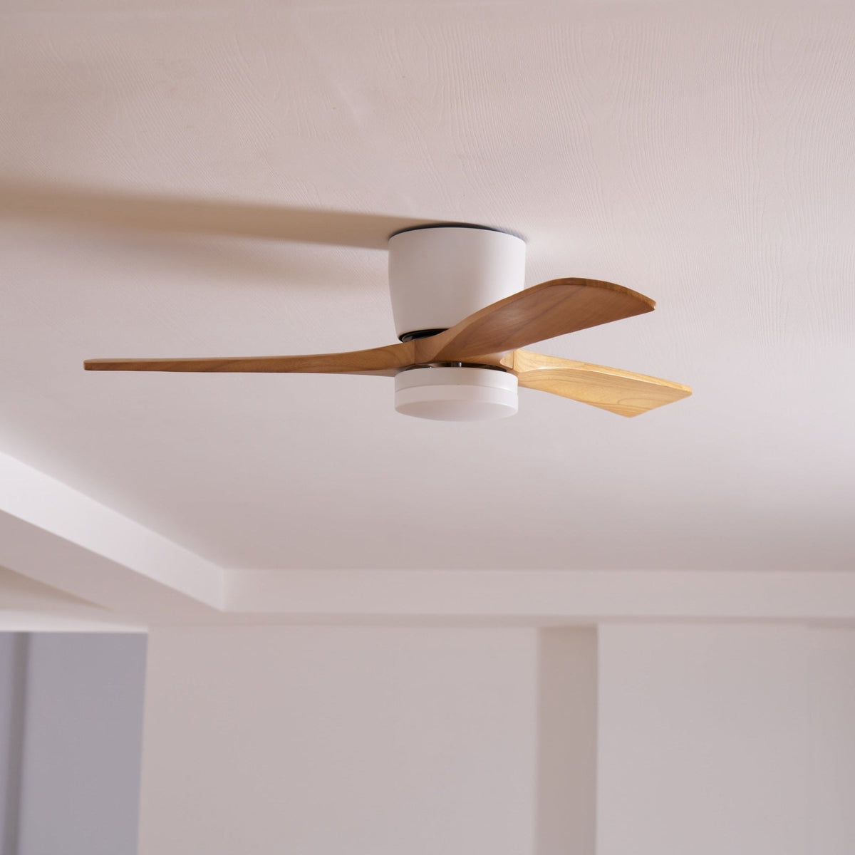 Ventilateur de plafond en bois nordique avec lumière LED télécommandée