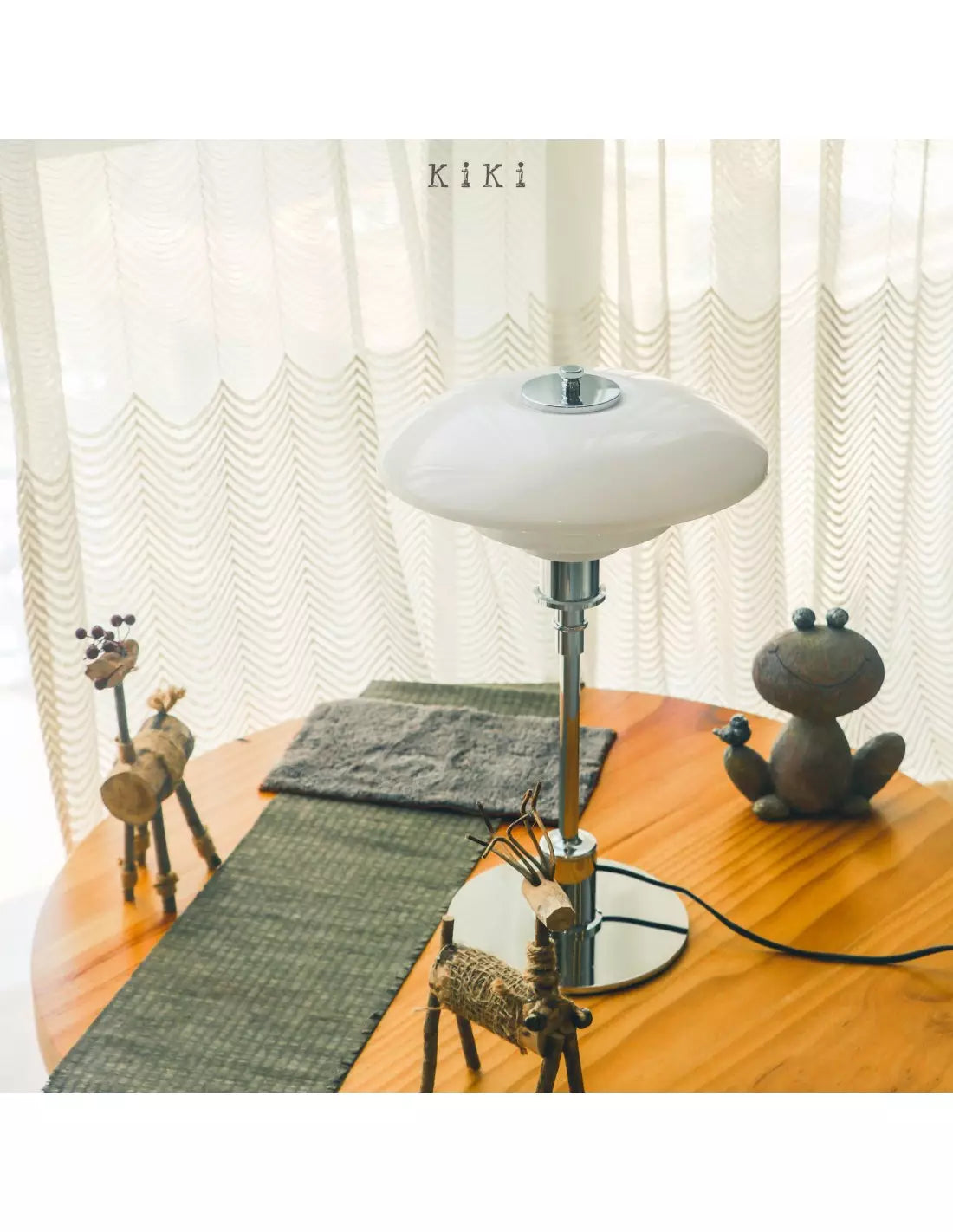 Lampe de table danoise en métal en forme de disque