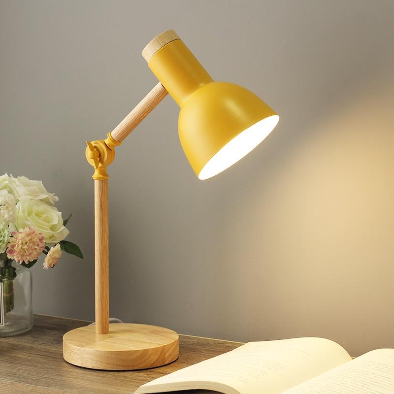 Lampe de table avec finition en bois dans un style nordique