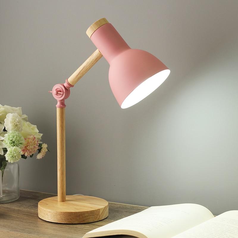 Lampe de table avec finition en bois dans un style nordique