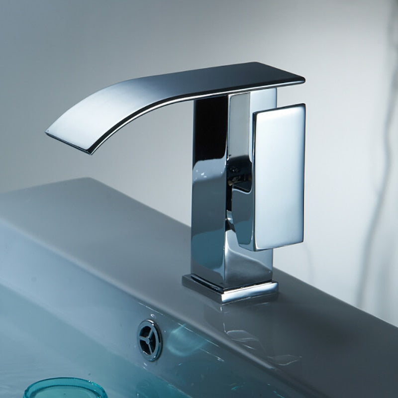 Robinet cascade élégant – Robinet de salle de bain avec un écoulement d'eau luxueux
