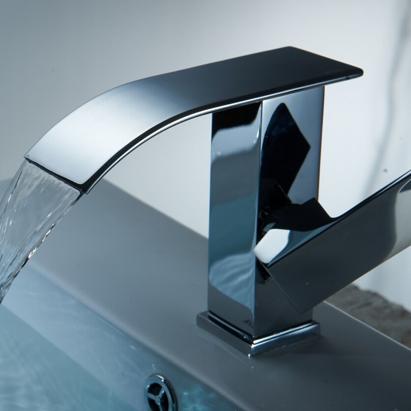 Robinet cascade élégant – Robinet de salle de bain avec un écoulement d'eau luxueux