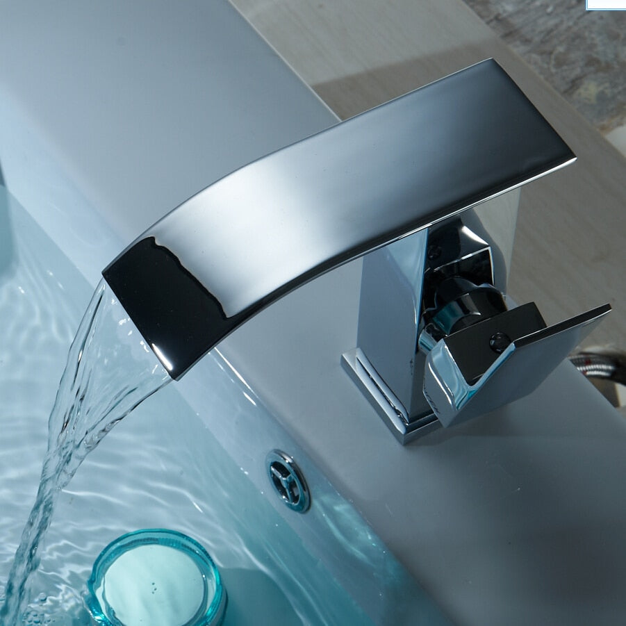 Robinet cascade élégant – Robinet de salle de bain avec un écoulement d'eau luxueux