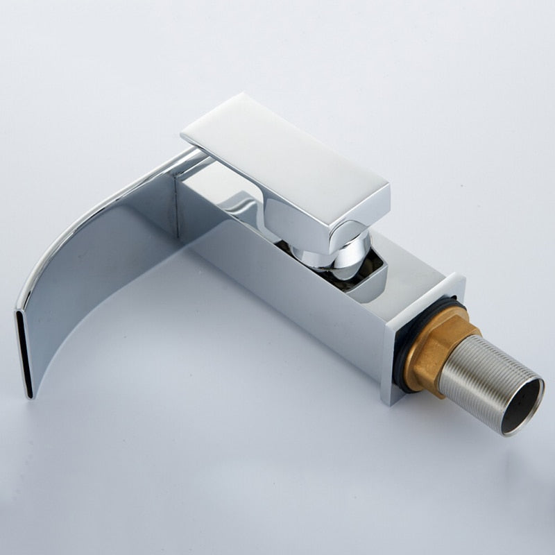 Robinet cascade élégant – Robinet de salle de bain avec un écoulement d'eau luxueux