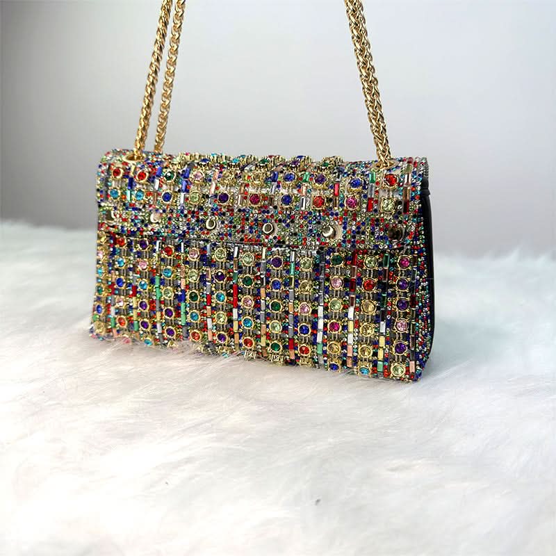 Brillez le soir avec cette pochette glamour en strass