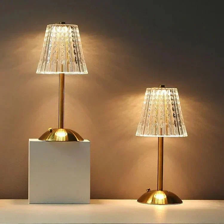 Lampe de table LED avec abat-jour en cristal et finition dorée, activée par le toucher