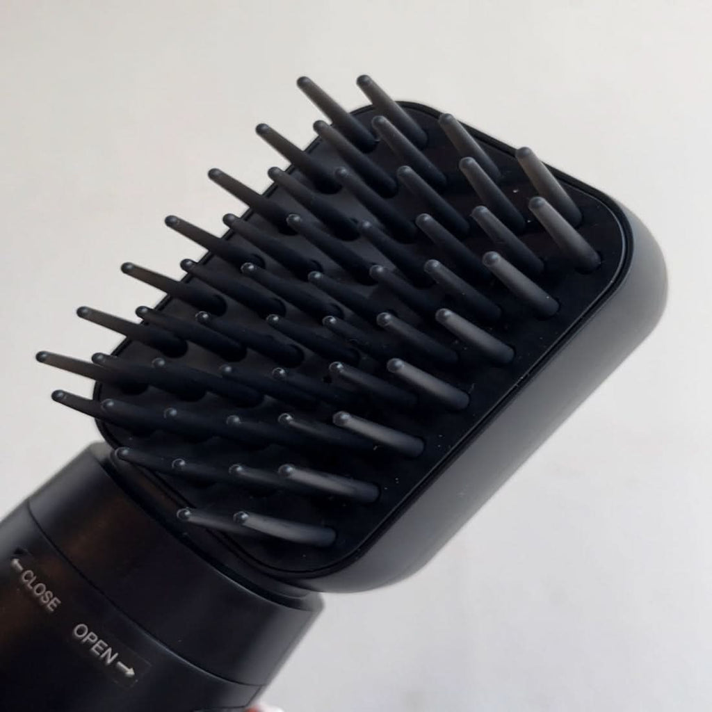 Brosse chauffante à vapeur pour des cheveux parfaitement lisses