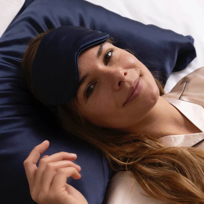SERENOVA – Masque de Sommeil en Soie pour des Nuits Relaxantes et des Matins Rafraîchissants