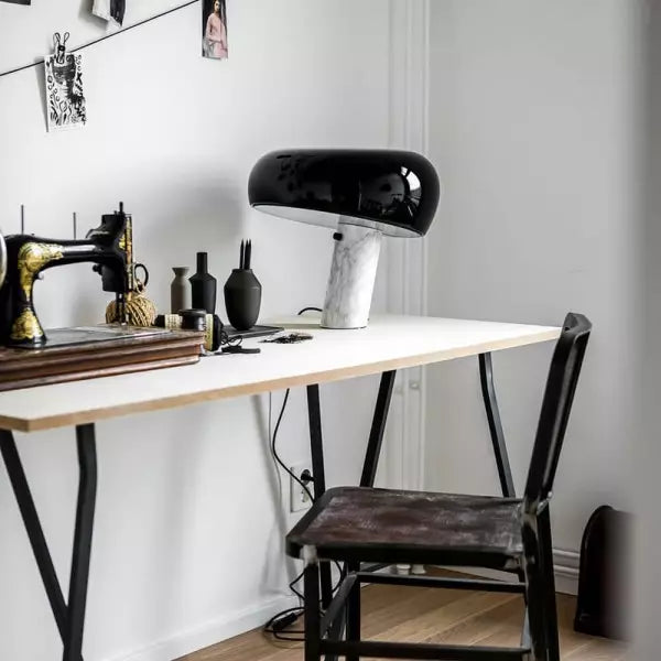 Lampe de table iconique avec socle en marbre