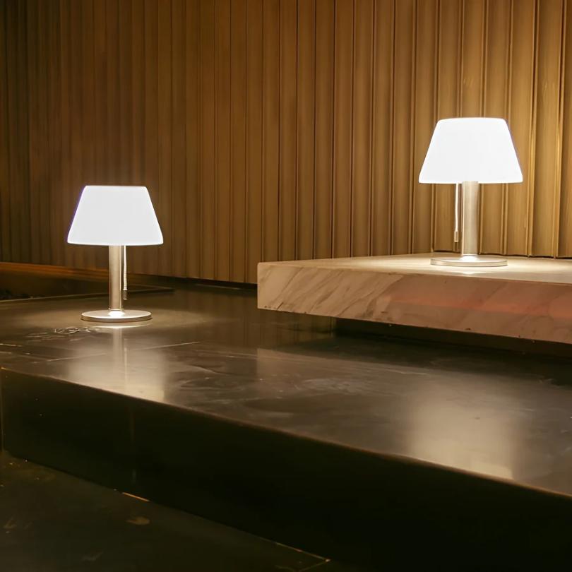 Lampe de Table Énergétique Solaire Élégante - SolarLuxe