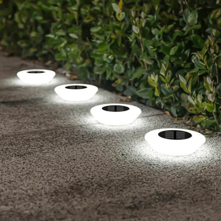 Lumières de Jardin SunBeam – Résistantes à la Rouille, Alimentées par Solaire et Prêtes pour Toutes Conditions Météorologiques