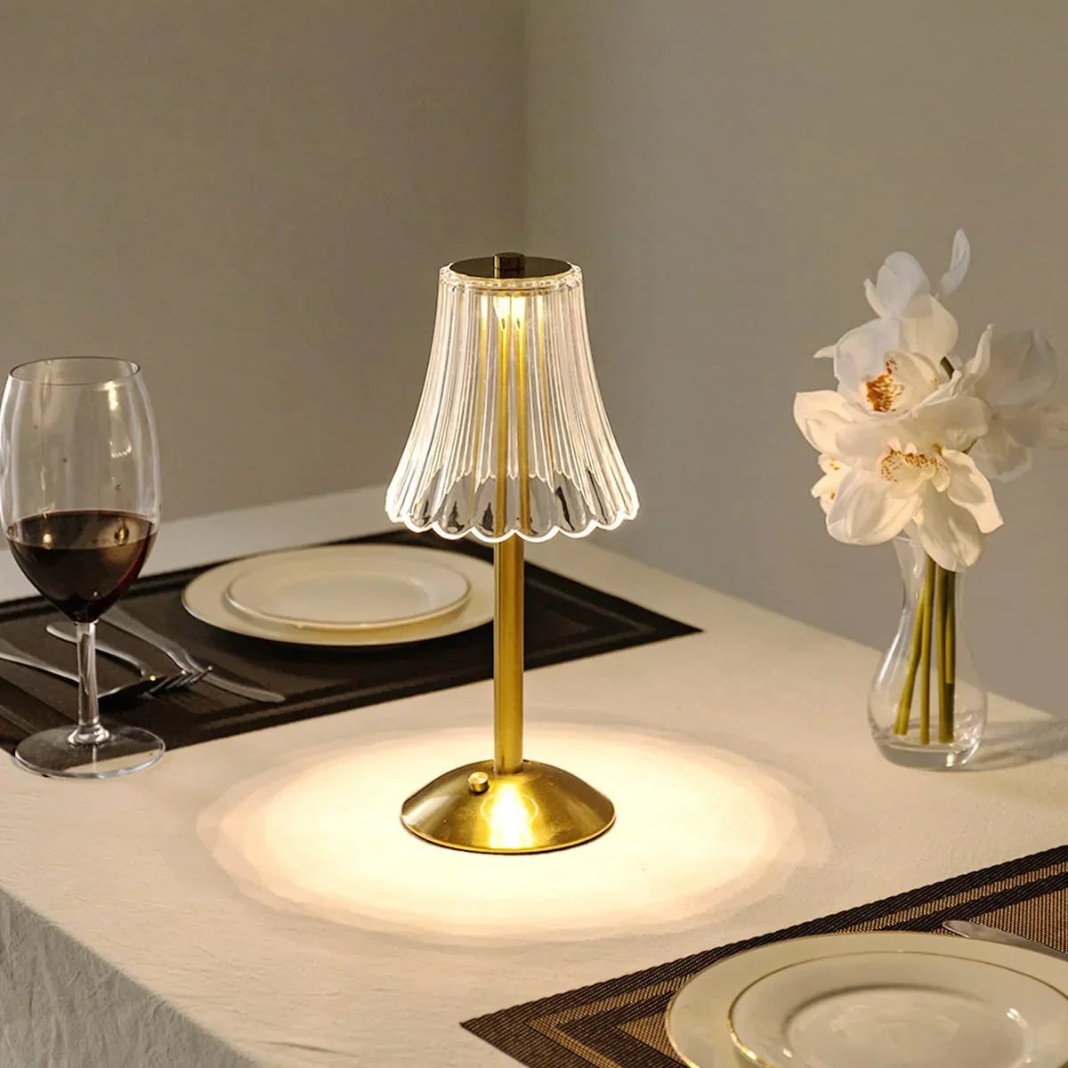 Lampe de table LED avec abat-jour en cristal et finition dorée, activée par le toucher