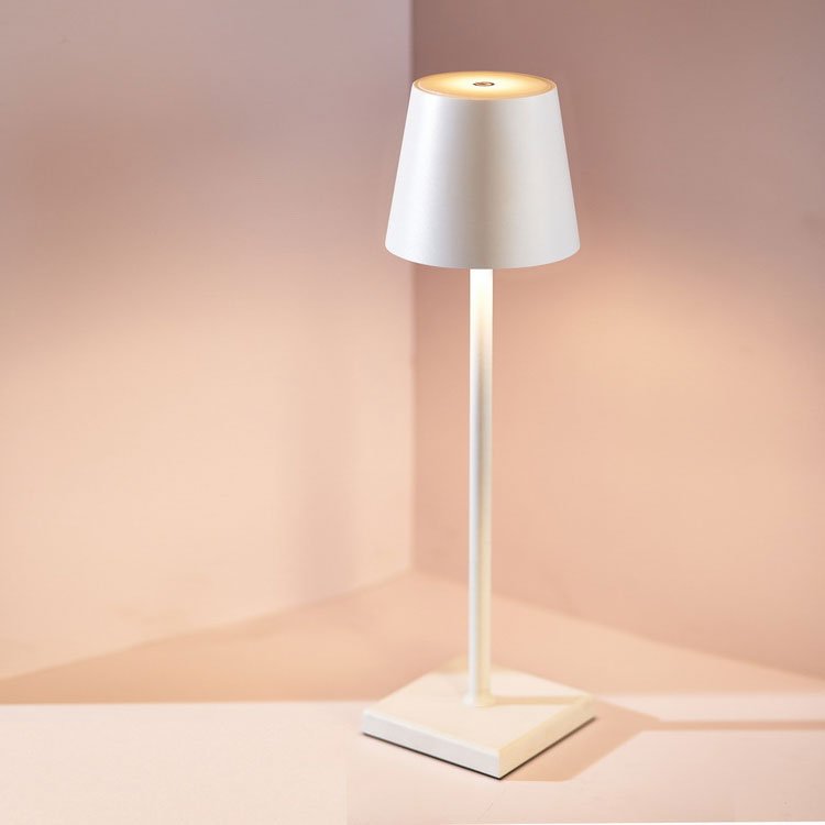 Lampe de table sans fil et rechargeable au design épuré
